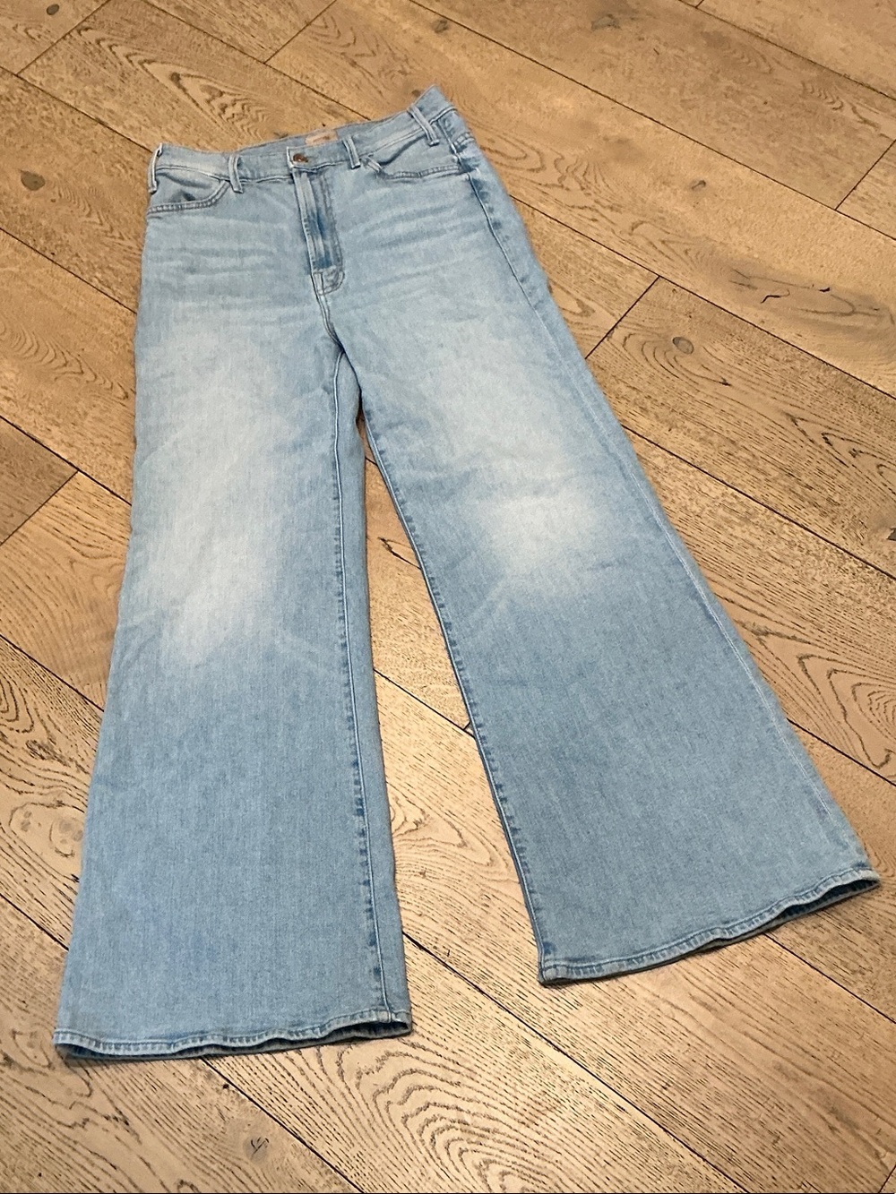 Woman’s MOTHER The Hustler Roller Flood. Size 28. Light wash. Stretch. Cute!